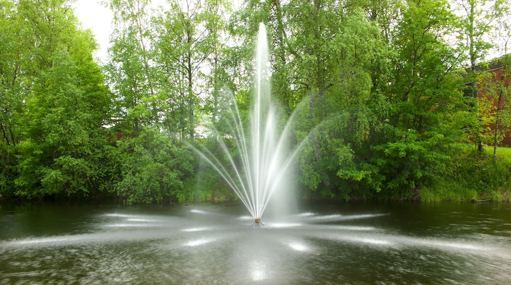 Ivalo mit einem Springbrunnen, ruhige Szenerie und Fluss oder Bach