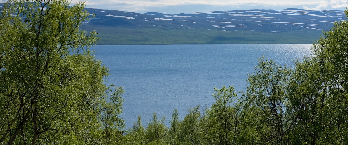 Kilpisjärvi ofreciendo escenas tranquilas, vista panorámica y un río o arroyo