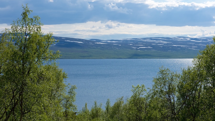 Kilpisjärvi que incluye escenas tranquilas, un río o arroyo y vistas de paisajes