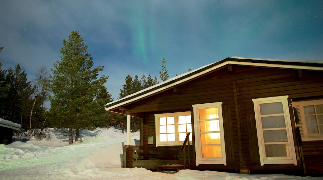 Kaaresuvanto toont sneeuw, een huis en noorderlicht