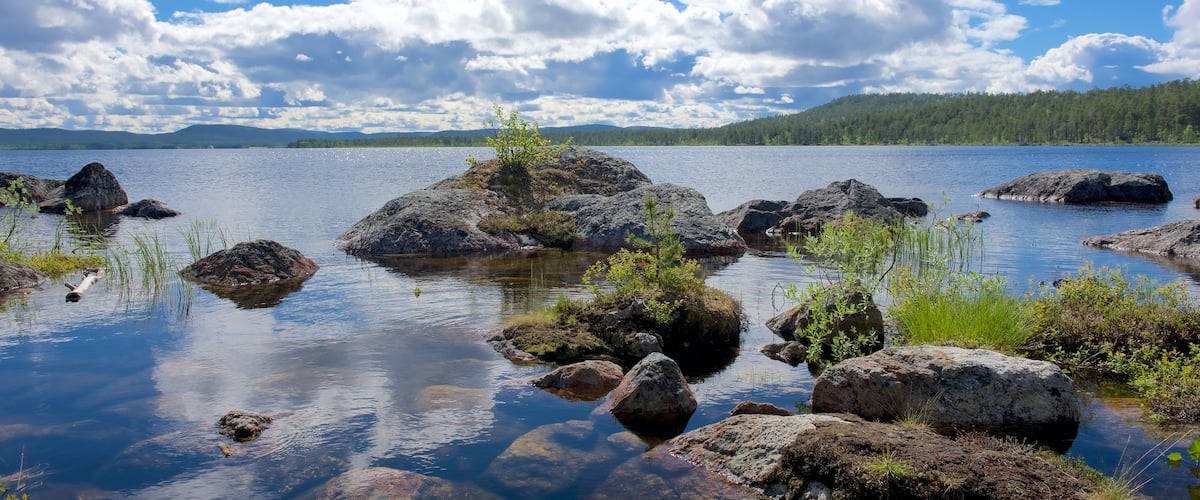 Inari qui includes scÚnes tranquilles et lac ou étang