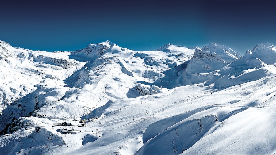 Skiresort Hintertux Gletscher toont bergen en sneeuw