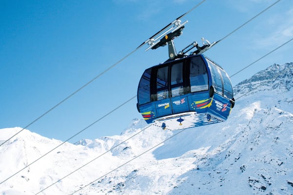 Station de ski du Glacier Hintertux montrant montagnes, neige et gondole