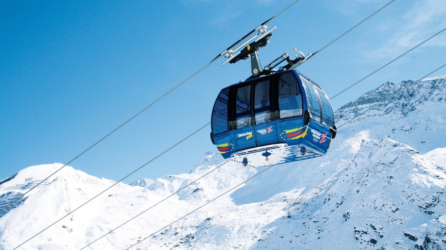 Station de ski du Glacier Hintertux montrant montagnes, neige et gondole