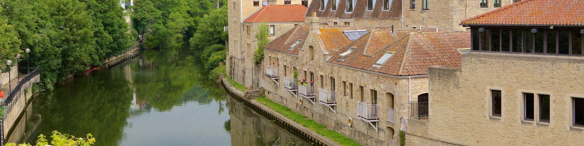 Pulteney Bridge welches beinhaltet Kleinstadt oder Dorf und Fluss oder Bach