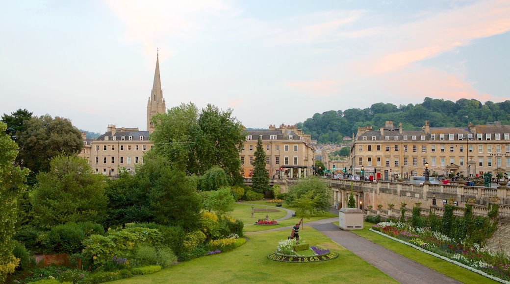 Parade Gardens showing a castle, heritage architecture and a park