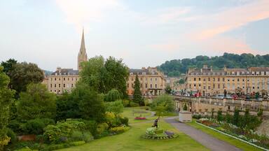 Parade Gardens showing a castle, heritage architecture and a park