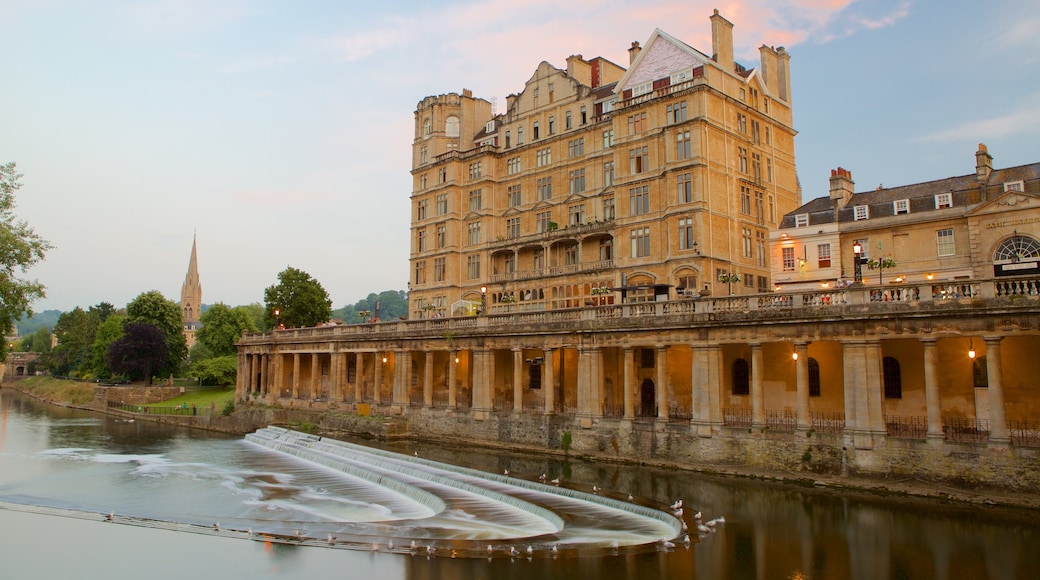 Pulteney Bridge showing a river or creek, château or palace and heritage architecture