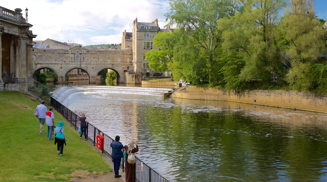 Pulteney Bridge featuring näkymät, joki tai puro ja vanha arkkitehtuuri