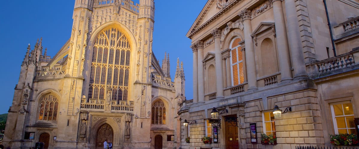 Bath Abbey which includes heritage architecture, a square or plaza and a church or cathedral