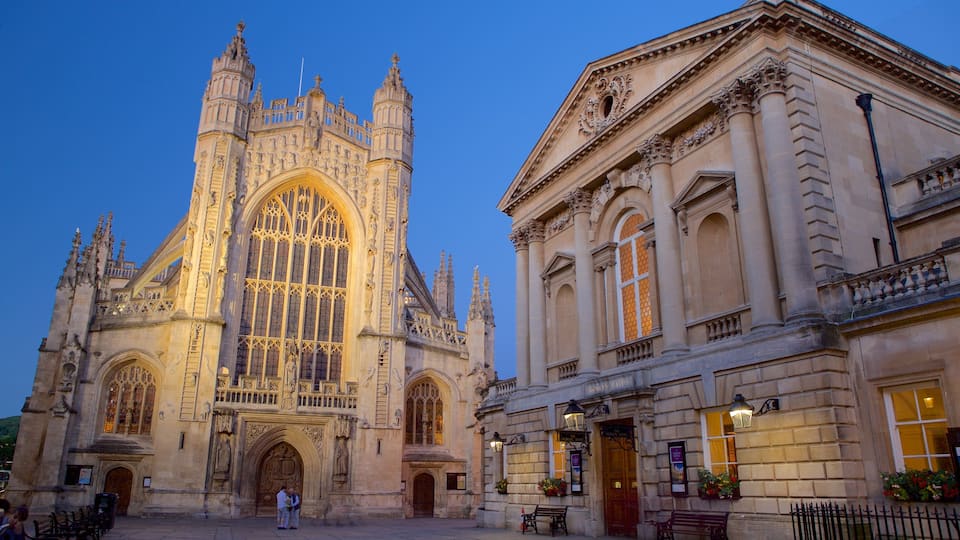 Bath Abbey mostrando una iglesia o catedral, arquitectura patrimonial y una plaza