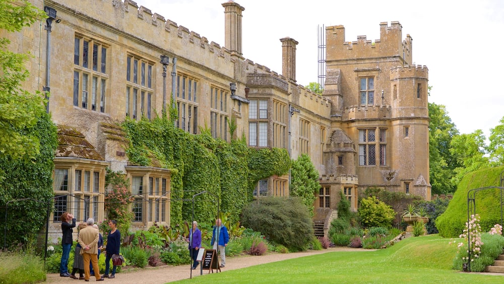Sudeley Castle mit einem Park, Burg und historische Architektur