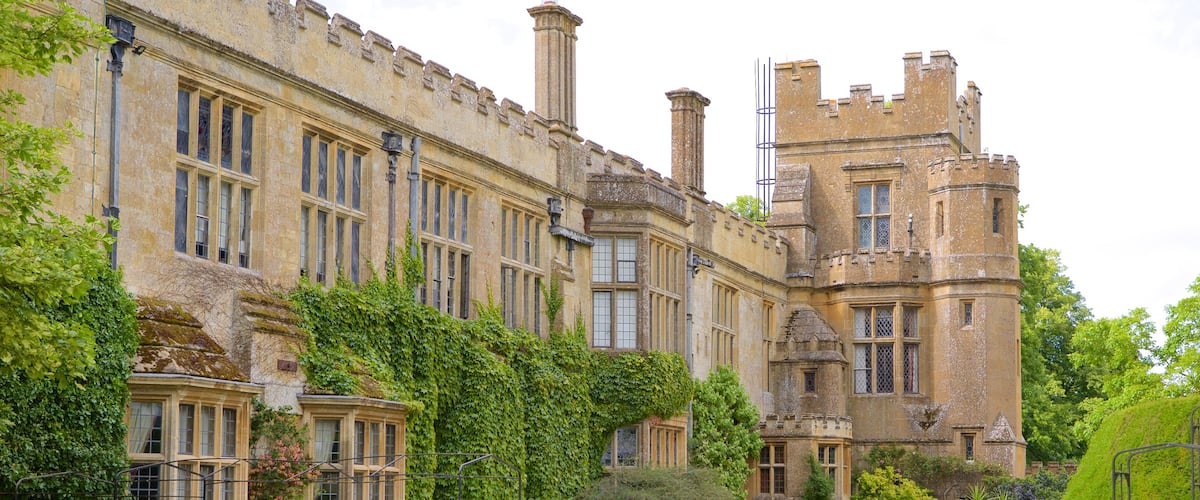 Castillo de Sudeley mostrando un jardín, patrimonio de arquitectura y un castillo