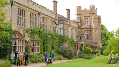 Castillo de Sudeley mostrando un jardín, palacio y arquitectura patrimonial