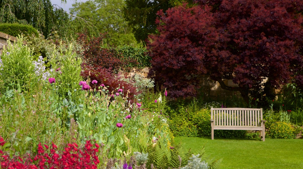 Sudeley slott som visar blommor och en park