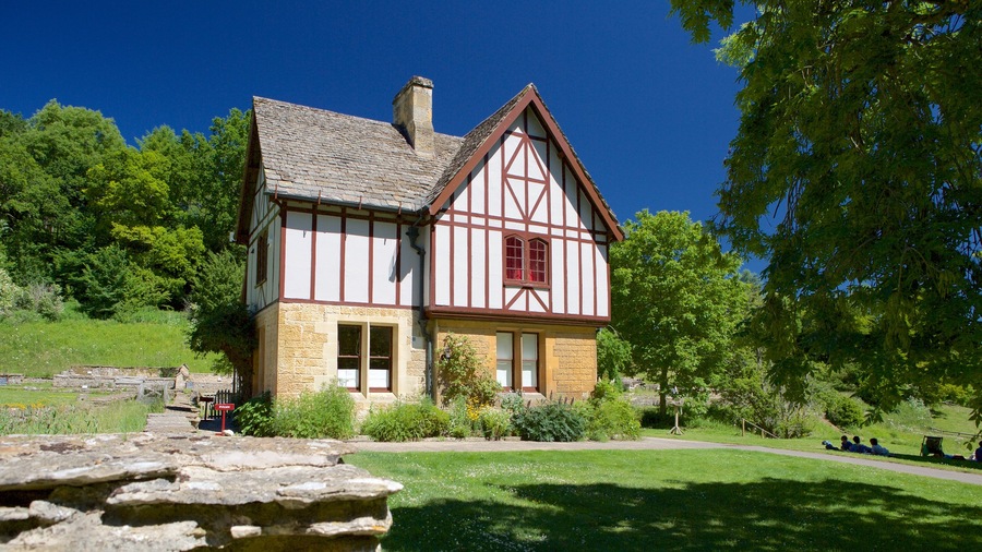 Villa romana de Chedworth ofreciendo un parque y una casa