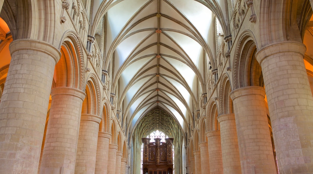 Cathédrale de Gloucester montrant vues intérieures, église ou cathédrale et patrimoine architectural