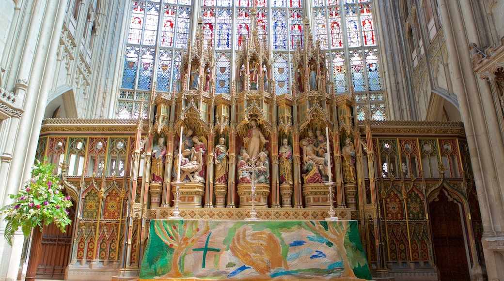 Gloucester Cathedral som inkluderer kunst, kirke eller katedral og religiøse elementer