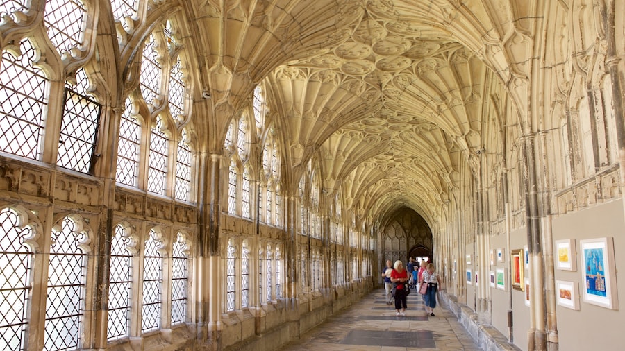 Gloucester Cathedral som visar en kyrka eller katedral, historisk arkitektur och interiörer