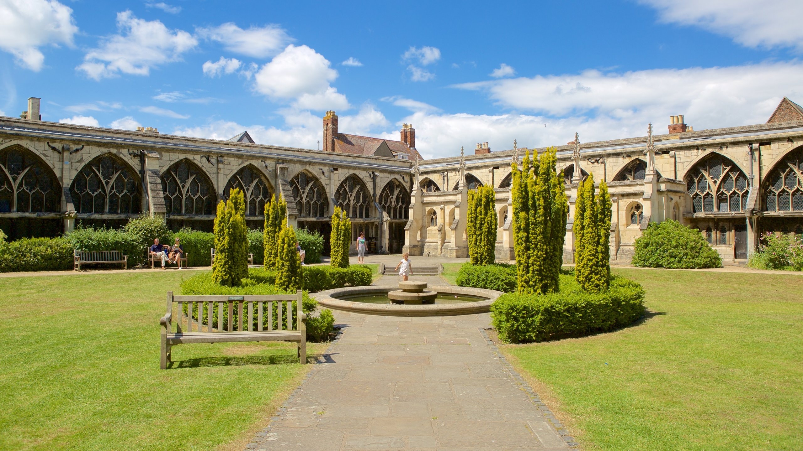Gloucester Cathedral, Gloucester holiday holiday houses