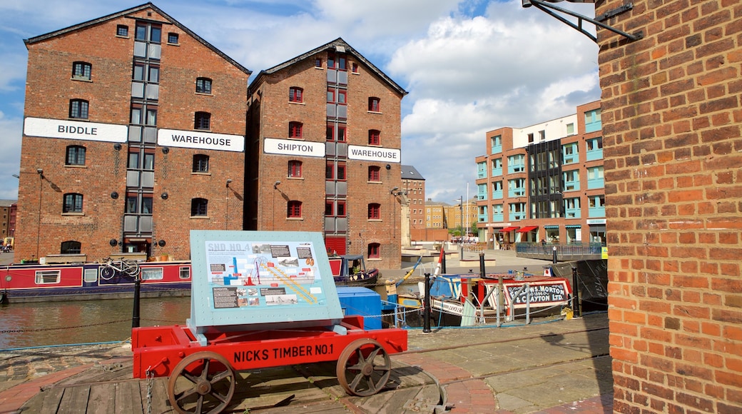 National Waterways Museum som inkluderar skyltar och en å eller flod