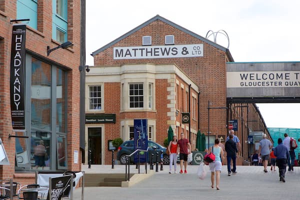 Merchants\' Quay qui includes shopping, signalisation et scènes de rue