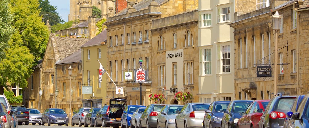Chipping Campden som inkluderar en liten stad eller by, historiska element och gatuliv