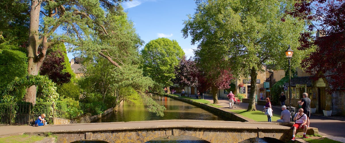 Bourton-on-Water featuring silta, joki tai puro ja puutarha
