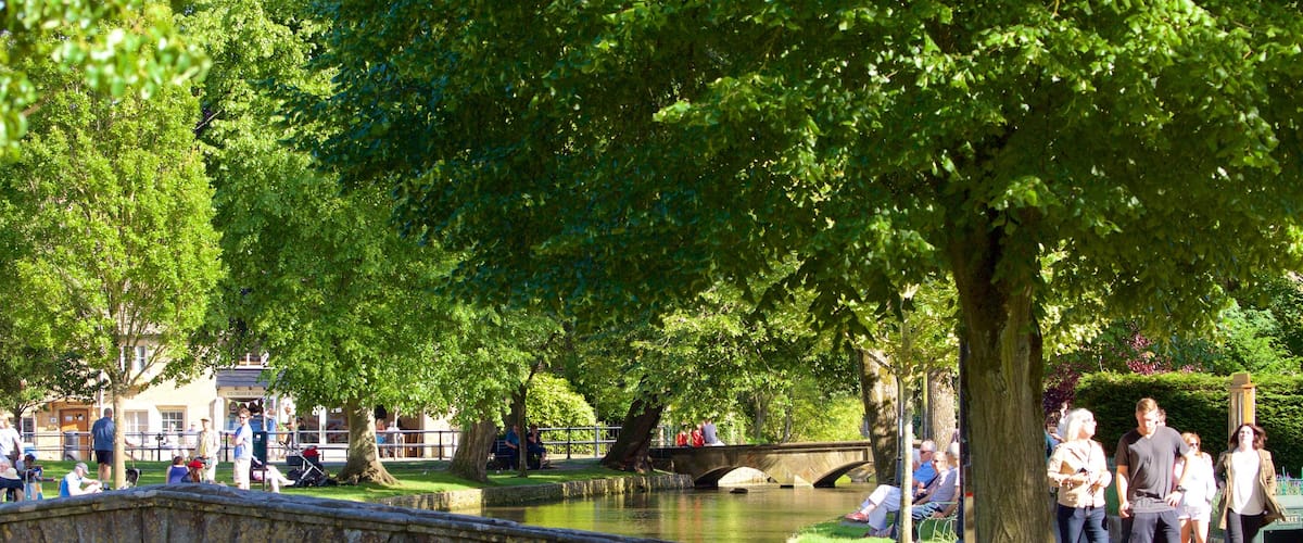 Bourton-on-Water แสดง สะพาน, สวนสาธารณะ และ แม่น้ำหรือลำธาร