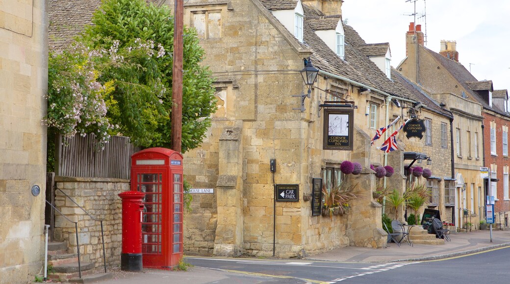 Winchcombe showing street scenes, a small town or village and heritage elements