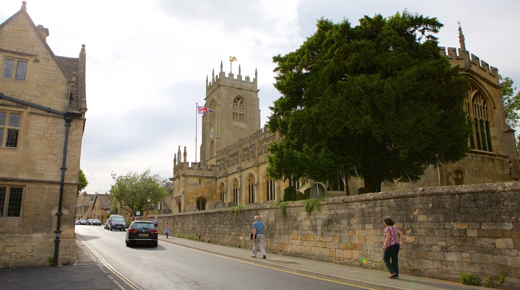 Winchcombe mostrando una pequeña ciudad o pueblo, escenas urbanas y un castillo