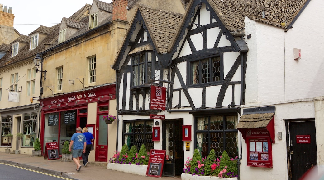 Winchcombe ofreciendo elementos patrimoniales, un bar y imágenes de calles