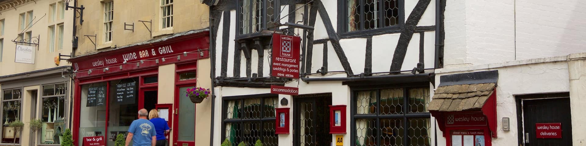 Winchcombe showing street scenes, a bar and heritage elements