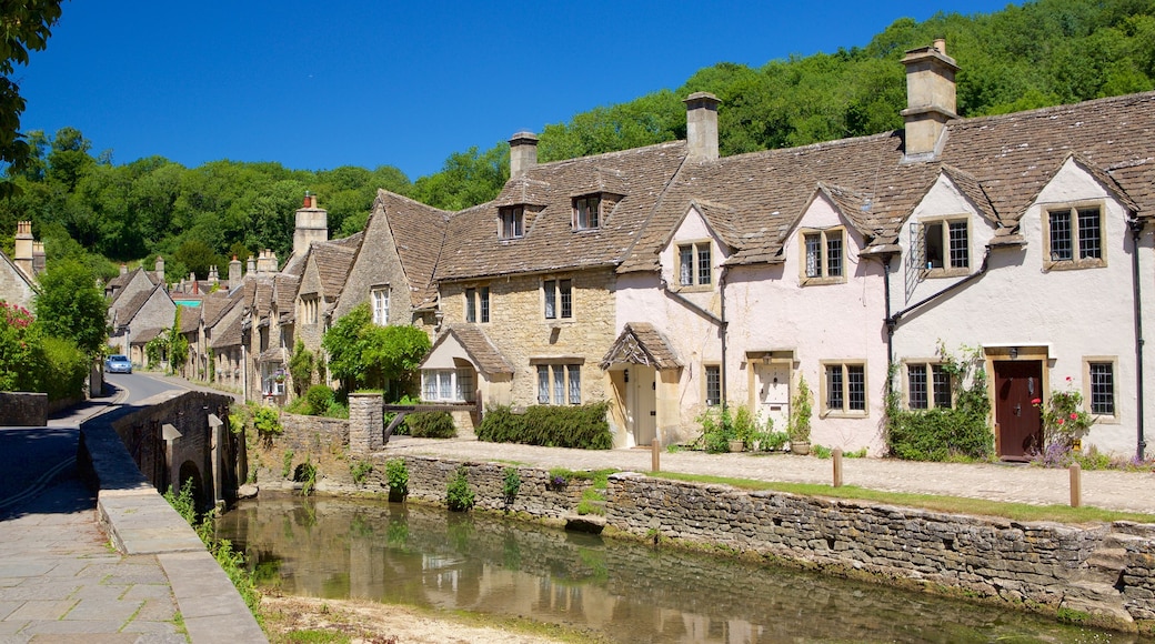 Castle Combe showing a small town or village, a house and heritage elements
