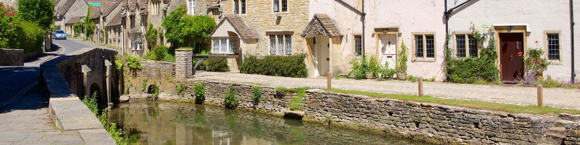 Castle Combe showing a small town or village, a house and heritage elements