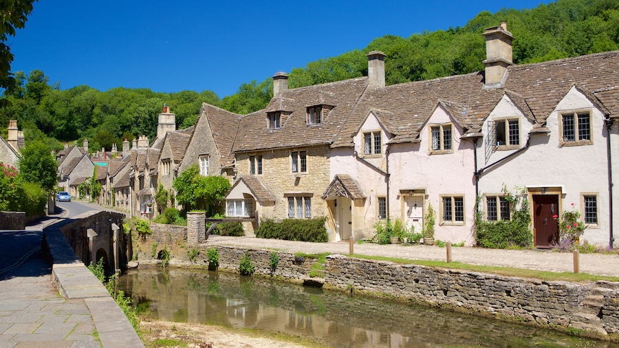 Castle Combe montrant maison, rivière ou ruisseau et petite ville ou village