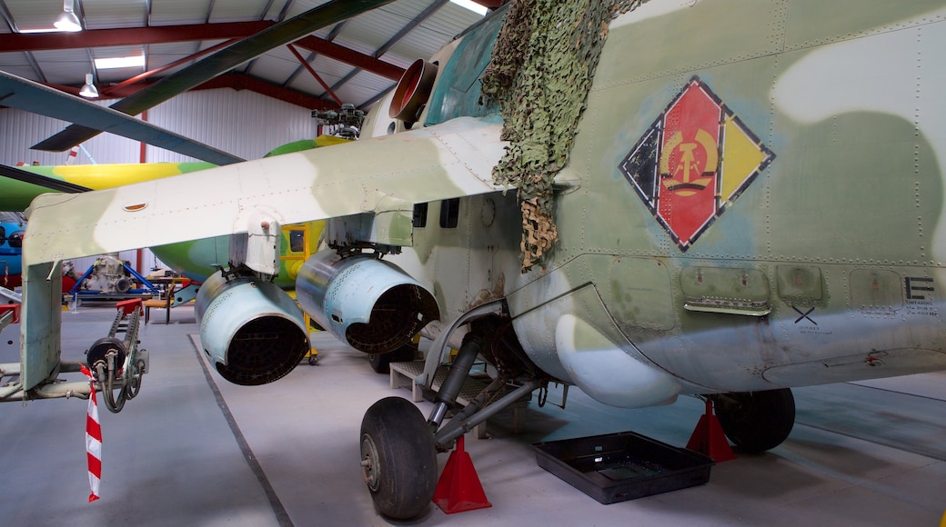 International Helicopter Museum che include aereo e esercito