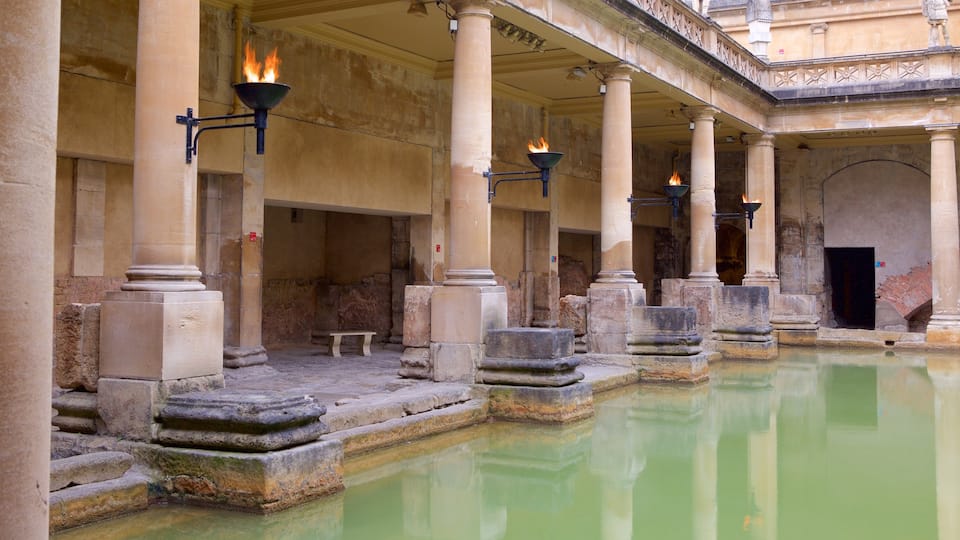 Baños romanos mostrando piscina, elementos patrimoniales y arquitectura patrimonial
