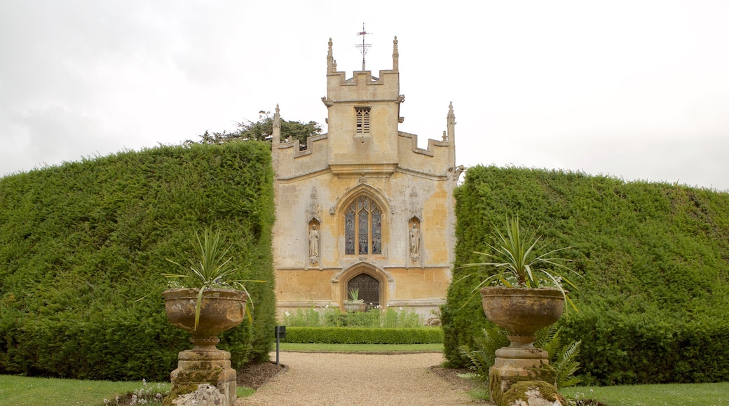 Sudeley slott som visar en park, historisk arkitektur och en kyrka eller katedral