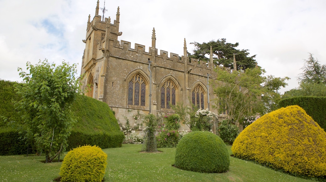 Castelo Sudeley caracterizando um jardim, arquitetura de patrimĂŽnio e uma igreja ou catedral