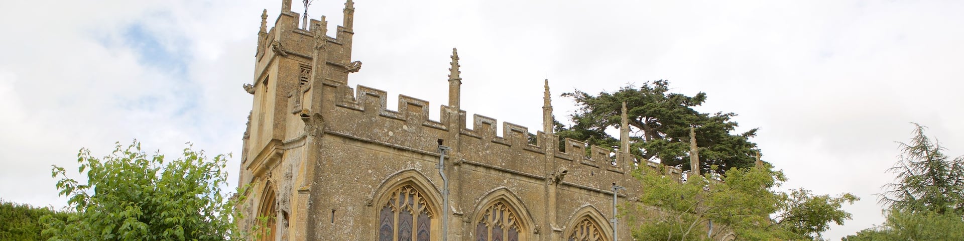 Sudeley Castle featuring heritage architecture, a church or cathedral and a garden
