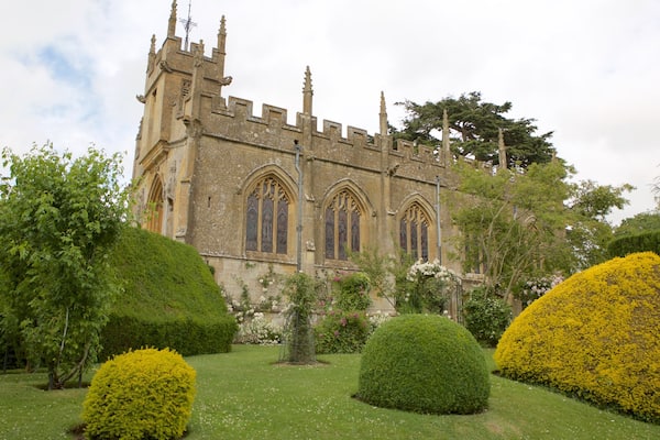 Château de Sudeley montrant église ou cathédrale, parc et patrimoine architectural