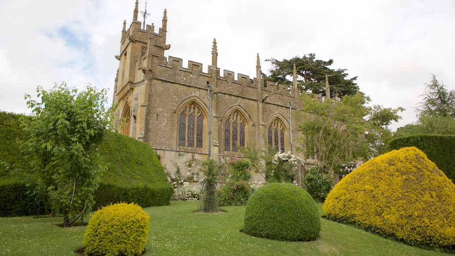 Sudeley Castle featuring heritage architecture, a church or cathedral and a garden