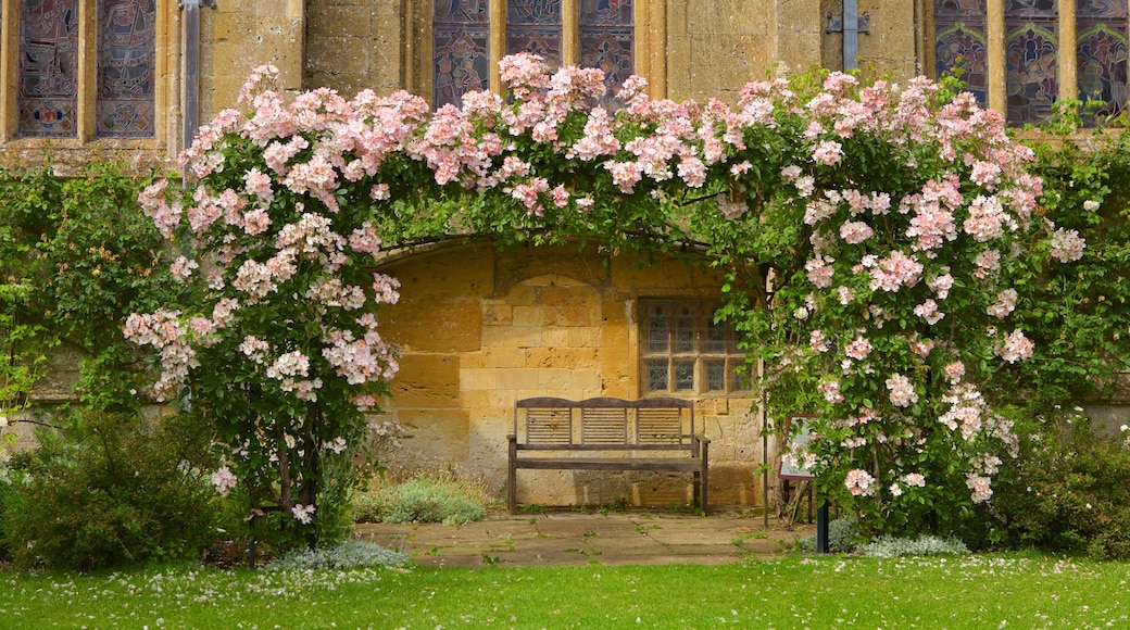 Castillo de Sudeley mostrando una iglesia o catedral y flores