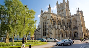 Abadia de Bath mostrando um jardim, uma cidade e uma igreja ou catedral