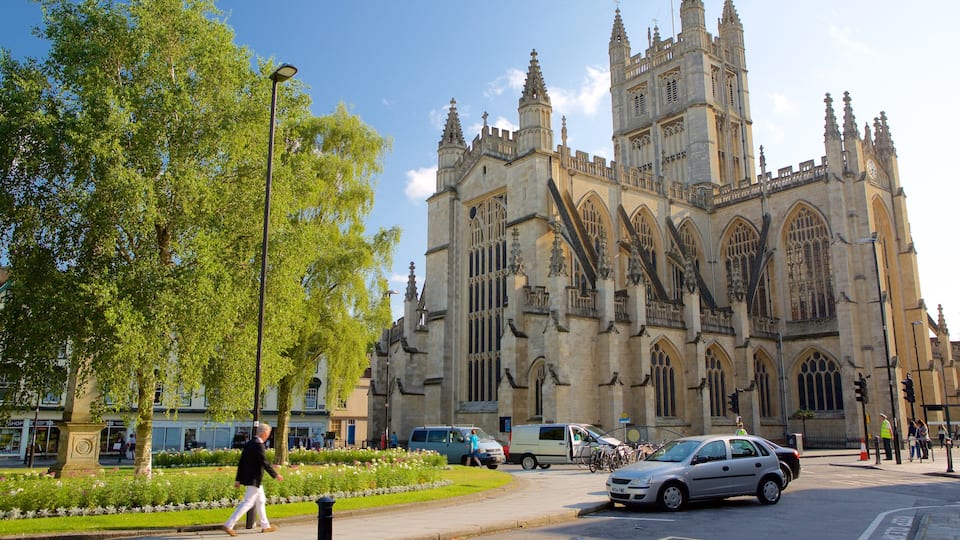 Bath Abbey ofreciendo escenas cotidianas, un jardín y una ciudad