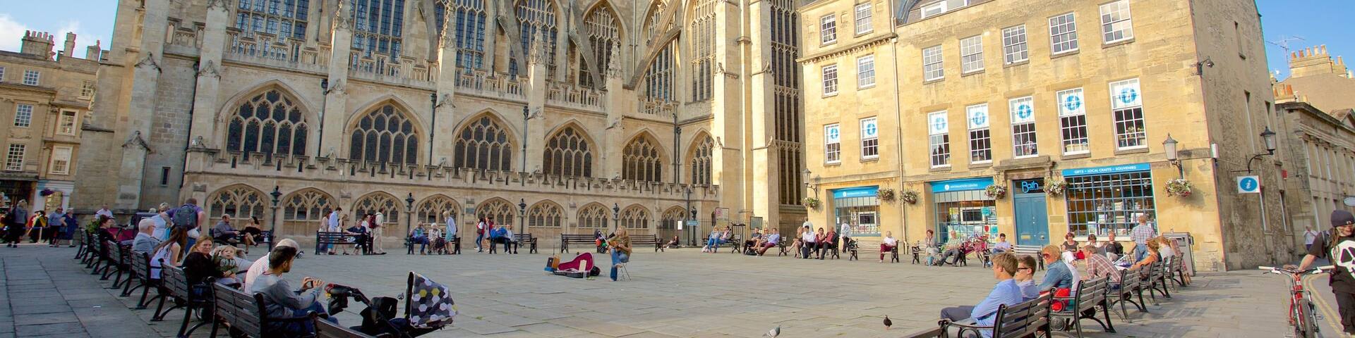 Bath Abbey which includes heritage architecture, a square or plaza and a church or cathedral