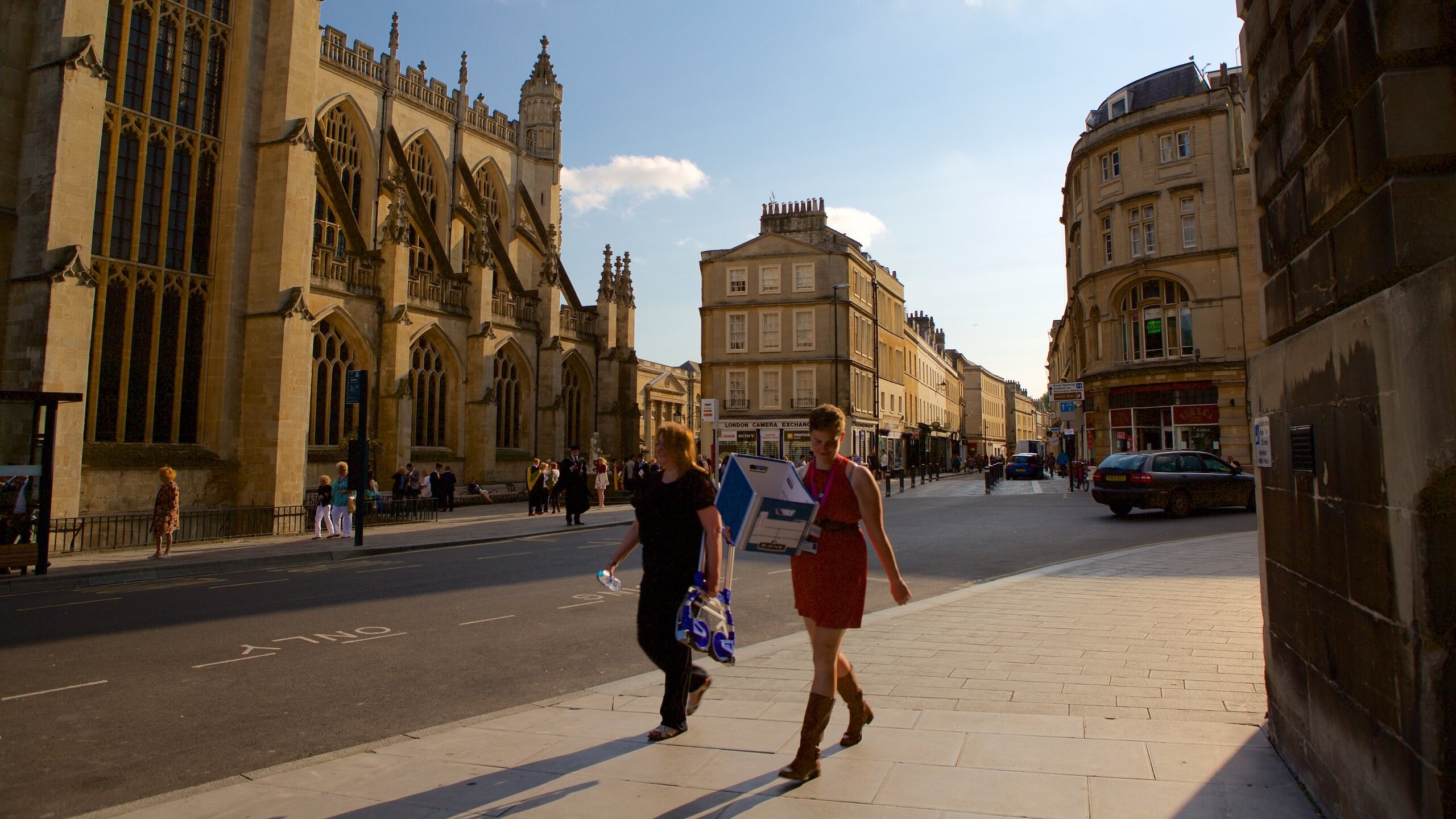 Bath Abbey which includes a church or cathedral, heritage architecture and street scenes