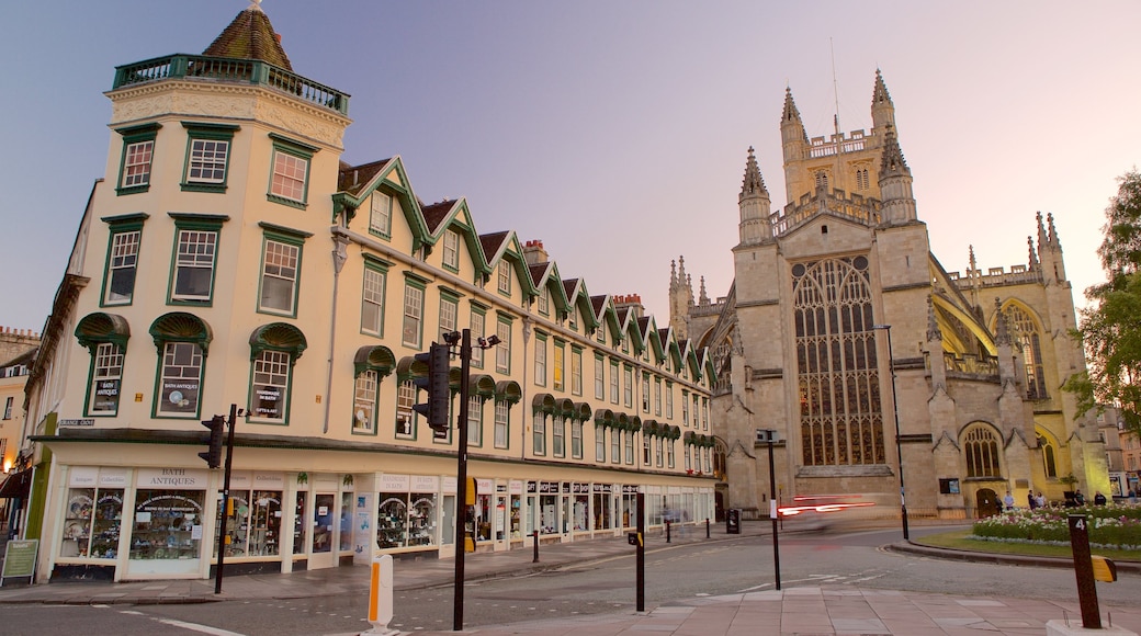 Bath Abbey featuring heritage architecture, street scenes and a city