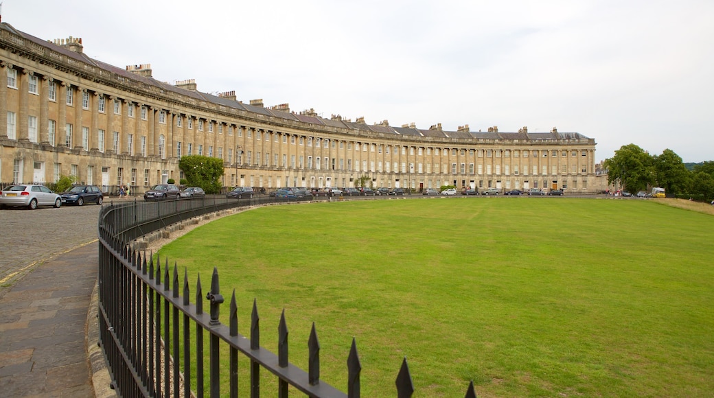 Royal Crescent som inkluderer gatescener, historisk arkitektur og palass